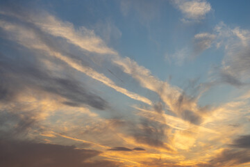 Obraz premium 日本の飛行機雲と夕焼けの風景