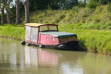 vile house-boat sur le canal du Midi en France