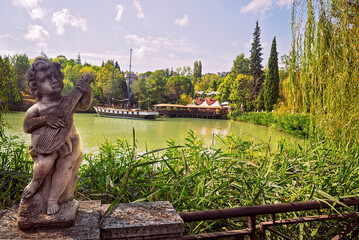Lago di Monte Colombo con barca a vela e riflessi verdi &ndash; Rimini
