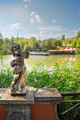 Lago di Monte Colombo con barca a vela e riflessi verdi &ndash; Rimini