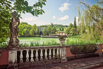 Lago di Monte Colombo con barca a vela e riflessi verdi &ndash; Rimini