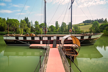 Lago di Monte Colombo con barca a vela e riflessi verdi &ndash; Rimini