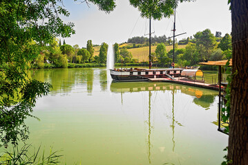 Lago di Monte Colombo con barca a vela e riflessi verdi &ndash; Rimini