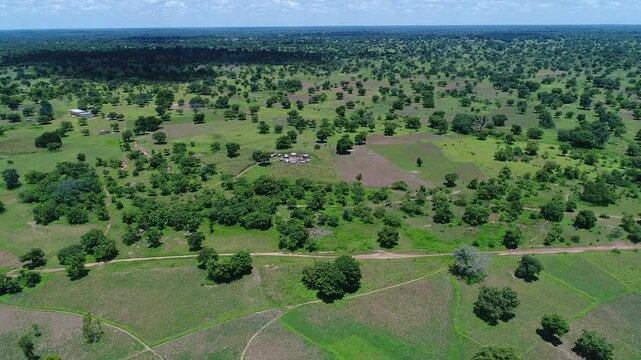 Vid&eacute;o drone d&rsquo;un paysage rural en Afrique de l&rsquo;Ouest avec des habitations dispers&eacute;es et de grands espaces ouverts. Environnement naturel et peu urbanis&eacute;.