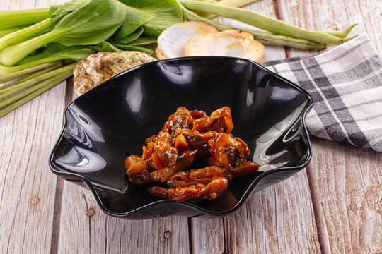 Razor shell mollusk with sauce