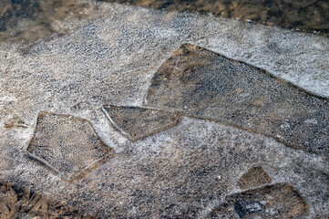 Aufsicht gebrochene Eisschollen mit Frost auf Wasseroberfl&auml;che am Neckar in Neckartenzlingen