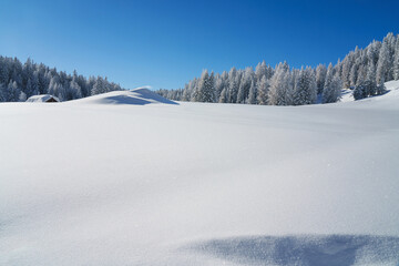 Obraz premium The new deep snow on the wall in the mountains, a walk in the sun and snow. Big panorama wit copy space.