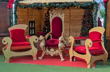 Escenario con caba&ntilde;a con tres tronos dorados de los Reyes Magos y &aacute;rboles de navidad para atender las peticiones de los ni&ntilde;os en centro comercia