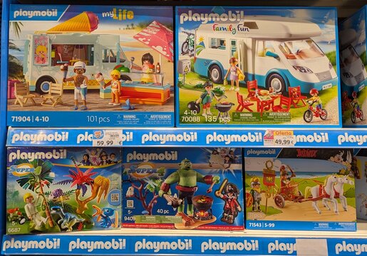 Estanter&iacute;a con cajas de juguetes Playmobil en jugueter&iacute;a Toy Planet en Madrid, Espa&ntilde;a, 30 de diciembre de 2025