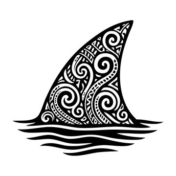 Silueta de aleta de tibur&oacute;n con decoraci&oacute;n de tatuajes tribales maor&iacute;es con olas de mar 