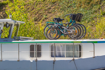 V&eacute;los sur p&eacute;niche, canal du Midi, France 