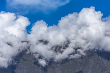 Nuages au-dessus du Piton des Neiges, &Icirc;le de la R&eacute;union 