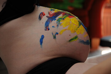 schwangerschaft bauch bunt