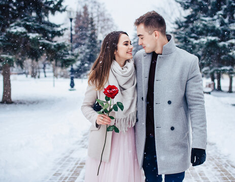 Para młodych, zakochanych ludzi na romantycznym spacerze walentynkowym w zimowej scenerii