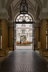 Fototapeta premium statue through a gothic doorway
