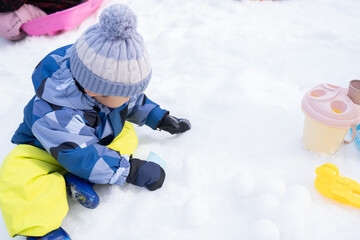 雪遊びをする赤ちゃん