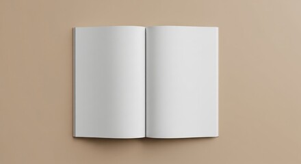 Maquette de magazine ou brochure ouverte avec pages blanches sur fond beige - Vue de dessus.