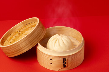 Chinese steamed bun in a bamboo steamer. steamer basket, chinese steamed bun. meat bun, pork bun, Bao, etc. 竹せいろに入った中華まん。せいろ、中華まん、肉まん、豚まん、包子など。	
