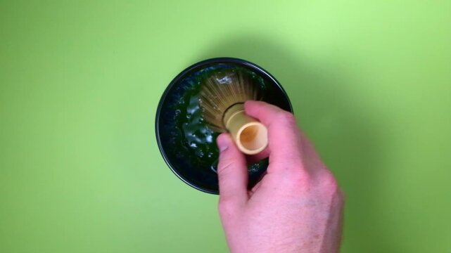 Zubereitung von traditionellem Matcha-Tee mit Bambusbesen