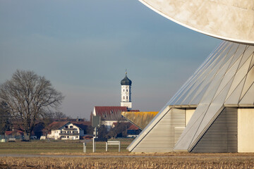Blick nach Raisting mit Kirche