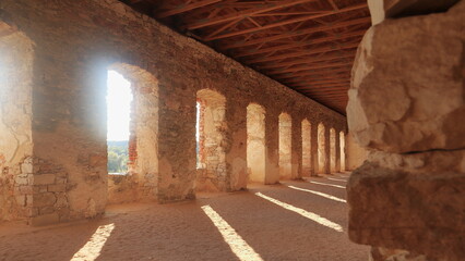 finestre nel muro antico