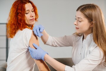 Obraz premium Patient receiving vaccine injection from medical professional
