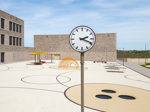 Neuer, moderner Pausenhof einer Schule