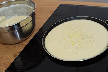 Leckere Palatschinken werden zubereitet - Omelette als Dessert