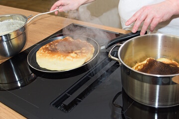 Hobbykoch bei der Zubereitung von Palatschinken