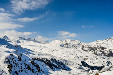 Obraz premium Bivio, Julierpass, Passstrasse, Passhöhe, Engadin, Alpen, Piz Turba, Piz Platta, Winter, Winterwanderweg, Wintersport, Neuschnee, Schneedecke, Graubünden, Schweiz