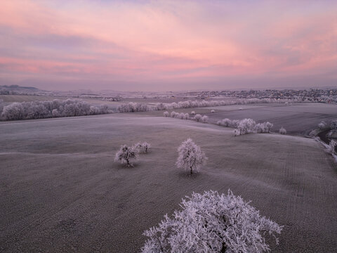 Frostiger Sonnenaufgang im Winter