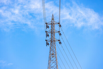 青空にそびえる送電線の鉄塔