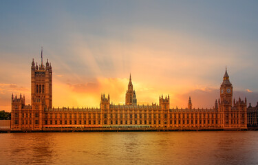 Fototapeta premium Iconic london cityscape with big ben and gothic parliament buildings at sunset