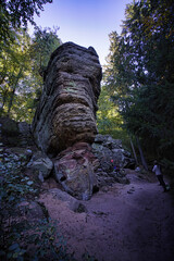 Der Ungl&uuml;cksfelsen auf dem Kirkeler Felsenpfad, einem Buntsandstein-Kletterfelsen im Saarpfalzkreis bei Kirkel, Saarland