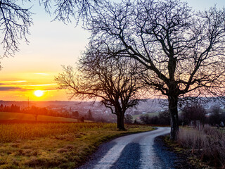 Feldweg bei Sonnenuntergang im Winter