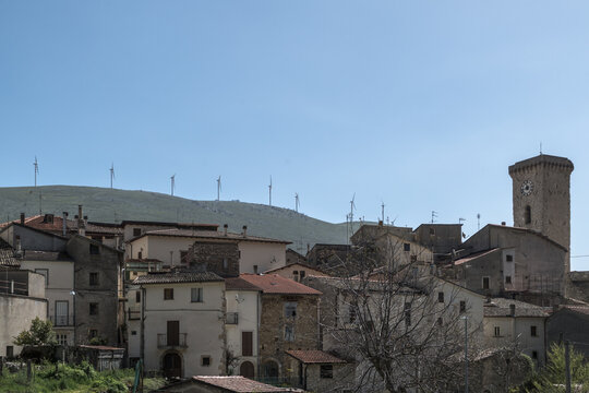 Abruzzen-Dorf Cocullo mit Windpark im Hintergrund