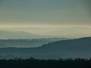 Höhenzüge im Nordschwarzwald im winterlichen Dunst