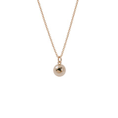 Fototapeta premium Golden Chain Laying Flat on a White Surface, Creating a Simple Focal Point for Jewelry Enthusiasts