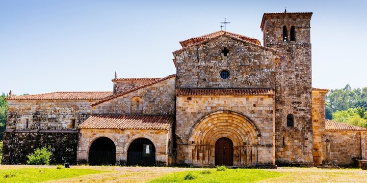Collegiate church of Santa Cruz de Casta&ntilde;eda. Socobio, Casta&ntilde;eda, Cantabria, Spain, Europe