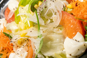 テイクアウトしたサラダ