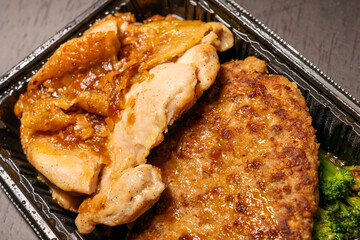 テイクアウトしたチキン＆ハンバーグ