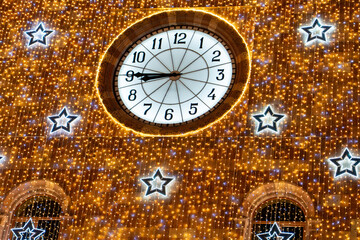 Obraz premium Iconic Republic Square Clock in Yerevan Decorated for Christmas with Golden Bokeh Lights and Soft Focus