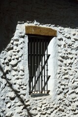 Ventana con reja en una pared encalada blanca en Pampaneira, Alpujarra de Granada, Andaluc&iacute;a, Espa&ntilde;a
