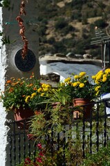 Balc&oacute;n adornado con flores en Pampaneira, Alpujarra de Granada, Andaluc&iacute;a, Espa&ntilde;a
