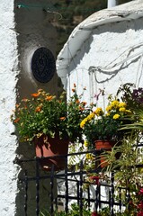 Balc&oacute;n adornado con flores en Pampaneira, Alpujarra de Granada, Andaluc&iacute;a, Espa&ntilde;a
