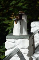 Peque&ntilde;as chimeneas de adorno en una barandilla de Pampaneira, Alpujarra de Granada, Andaluc&iacute;a, Espa&ntilde;a
