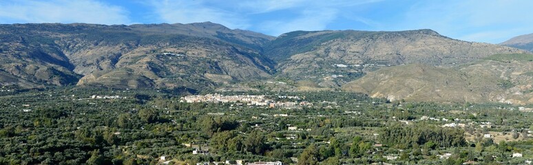 Vista panor&aacute;mica de &Oacute;rgiva desde la carretera A-346, Alpujarra de Granada, Andaluc&iacute;a, Espa&ntilde;a
