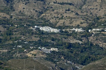 Pueblo sobre el valle del r&iacute;o Guadalfeo en la Alpujarra de Granada, Andaluc&iacute;a, Espa&ntilde;a
