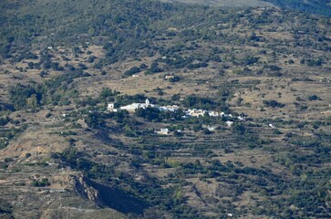 Pueblo sobre el valle del r&iacute;o Guadalfeo en la Alpujarra de Granada, Andaluc&iacute;a, Espa&ntilde;a
