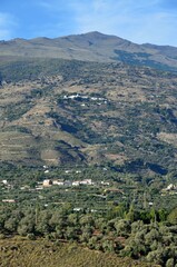 Pueblo sobre el valle del r&iacute;o Guadalfeo en la Alpujarra de Granada, Andaluc&iacute;a, Espa&ntilde;a
